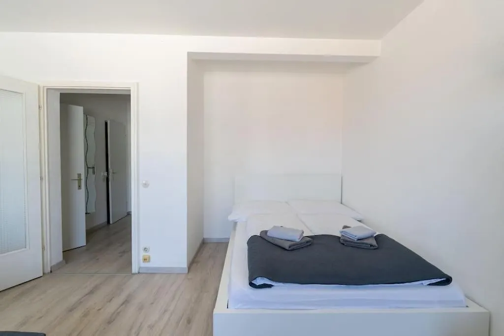 Charming Central Apartment Вена Австрия